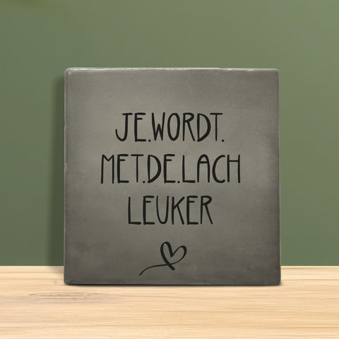 Tegeltje met tekst - Je wordt met de lach leuker.