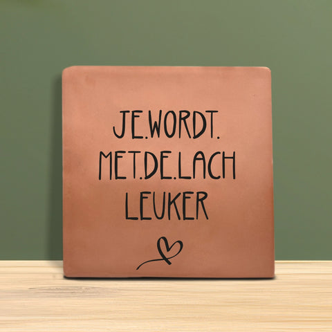 Tegeltje met tekst - Je wordt met de lach leuker.