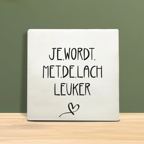 Tegeltje met tekst - Je wordt met de lach leuker.