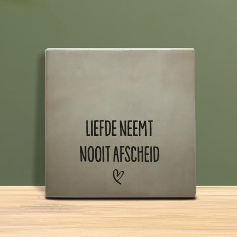 Tegeltje met tekst - Liefde neemt nooit afscheid.