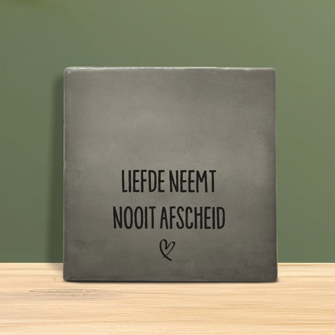 Tegeltje met tekst - Liefde neemt nooit afscheid.