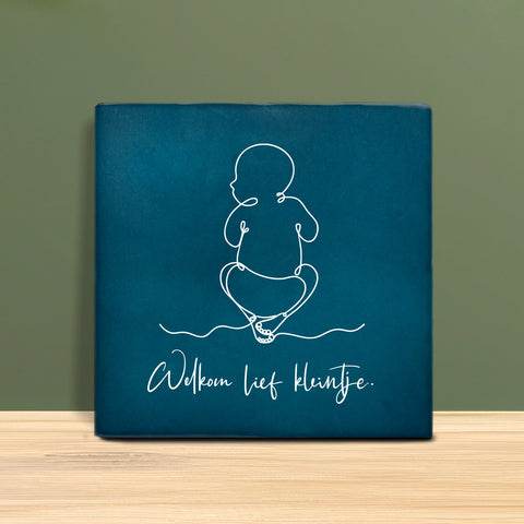 Tegeltje met tekst - Welkom lief kleintje met een babytje.